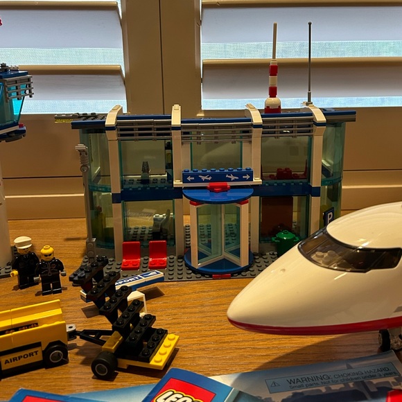 LEGO City Airport Terminal and Passenger Plane Set 3182 Retired - Picture 6 of 16